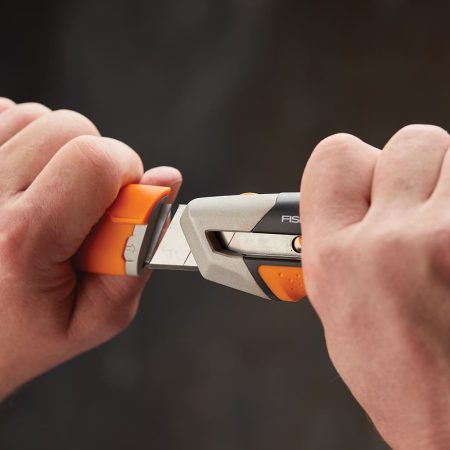 Fiskars Pro Snap-Off Blade Utility Knife, 25-mm, Black/Orange